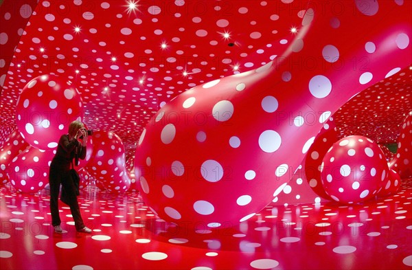 Eine Fotografin steht am Dienstag (06.06.2006) in der Neuen Nationalgalerie in Berlin in der Rauminstallation der japanischen Künstlerin Yayoi Kusama mit dem Titel "Dots Obsession" aus dem Jahr 2004. Die Ausstellung "Berlin-Tokio/Tokio-Berlin - Die Kunst zweier Städte" der Neuen Nationalgalerie Berlin und des Mori Art Museum Tokio zeigt bis zum 3. Oktober erstmals die vielfältigen kultur- und kunsthistorischen Verbindungen der beiden Metropolen. Foto: Gero Breloer dpa/lbn +++(c) dpa - Report+++
