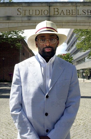 US-Regisseur Spike Lee steht am 11.7.2001 vor den Babelsberger Filmstudios. Lee sah sich hier die Studioanlagen und die Kulisse der Berliner Straße an, die u.a. im Kinofilm "Sonnenallee" zu sehen war.