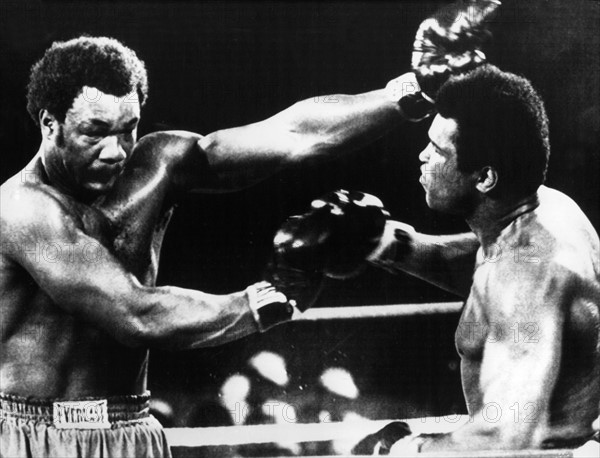 US-Schwergewichtsboxer Muhammad Ali (r) im historischen Schlagabtausch mit seinem Kontrahenten George Foreman. Ali holt sich mit einem sensationellen K.o.-Sieg gegen den Titelverteidiger am 30.10.1974 in Kinshasa (Zaire) den WM-Titel zurück. Ali behauptet sich gegen den 25jährigen Titelverteidiger in einem dramatischen Fight. Damit ist der 32jährige der zweite Boxer, der den WM-Titel im Schwergewicht zurückerobert (Bestwmögliche Bildqualität).