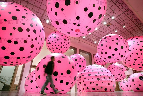 Ein Mann geht am Mittwoch (07.02.2007) durch die Ausstellung "Dots Obsession - Love Transformed into Dots" der japanischen Künstlerin Yayoi Kusama im Haus der Kunst in München (Oberbayern). Kusama wurde 1929 in Nagano geboren. Im Alter von zehn Jahren begann sie zu malen. Farbige Punkte, die so genannten Polka Dots, waren von Anfang an ihre Motive. Die Ballonskulpturen aus Vinyl sind vom 9. Februar bis zum 6. Mai zu sehen. Foto: Andreas Gebert dpa/lby +++(c) dpa - Report+++