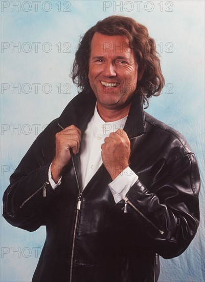 .jpg  Andr¿ RIEU, NL, Musiker, Violinist, "Walzerkoenig", halbe Figur, HF.