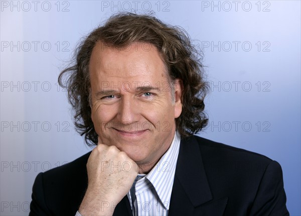 Der niederländische Stargeiger und Konzert-Unternehmer André Rieu, aufgenommen am 29.02.2008 am Rande der Aufzeichnung der mdr-Talksendung "Riverboat" in Leipzig. Der "Walzerkönig" und selbsternannte Erbe Johann Strauß' kommt nach Leipzig! Am 12. Juli 2008 wird er mit seinem Orchester vor der Kulisse von Schloss Schönbrunn spielen. Und weil das alte Gemäuer schwer abzutragen war, hat er es einfach nachgebaut. Die Messestadt ist für die Familie Rieu sicherlich ein besonderer Ort, denn André Rieu sen. war hier Opernchef. Foto: Thomas Schulze      +++(c) dpa - Report+++