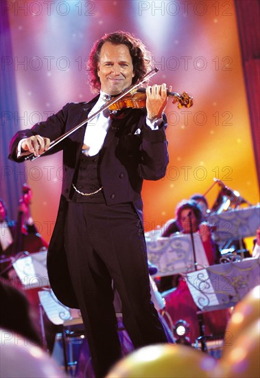 Der Musiker Andre Rieu führt in seiner Sendung "Champagnermelodien" durch den ZDF-Silvesterabend (Foto undatiert). Wer Silvester nicht feiern mag, der hat im Fernsehen im Großen und Ganzen zwei Ausweichmöglichkeiten: Entweder schaut er anderen beim Feiern zu oder er lacht über andere. Beides
gleichzeitig geht am besten beim Klassiker "Dinner for One", der wieder in allen Dritten Fernsehprogrammen läuft. Für Freunde der Fernseh-Fete bieten die großen Sender die ganze Palette des trivialen Geschmacks: Das ARD-"Silvesterstadl" berauscht sich live vor allem an Volksmusik und Schlager. Andre Rieu swingt sich mit seinen "Champagnermelodien" durch den Abend.
(zu dpa-Korr "Silvester 2009: Lacher, Kracher und ein Dinner" vom 28.12.2009.) ACHTUNG: Verwendung nur im Zusammenhang mit der Berichterstattung über die genannte Sendung und mit Urhebernennung Foto: ZDF/Gregor Ramaekers
