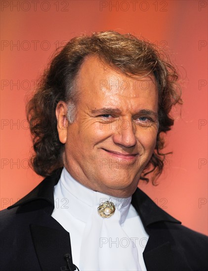 Der Sänger Andre Rieu ist am Samstagabend (13.11.2010) in Köln zu Gast in der von Andrea Kiewel moderierten ZDF-Sendung "Mein allerschönstes Weihnachtslied". Prominente Gäste aus Sport, Show und Musik erzählten persönliche Geschichten rund um das Fest der Feste und ließen ihr liebstes Weihnachtslied von priminenten Interpreten singen. Ausgestrahlt wird die Sendung am 24. Dezember 2010 um 18 Uhr. Foto: Jörg Carstensen dpa/lnw