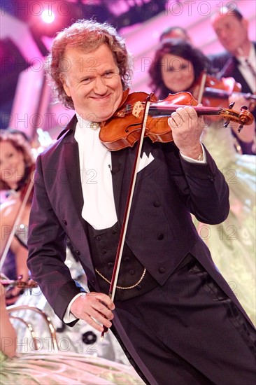 Andre Rieu tritt mit seinem Johann Strauss Orchester beim "Frühlingsfest der Volksmusik" am Samstag (09.04.2011) in der Erdgasarena in Riesa (Sachsen) auf. Die Livesendung wurde um 20:15 Uhr live in der ARD ausgestrahlt. Foto: Andreas Lander dpa
