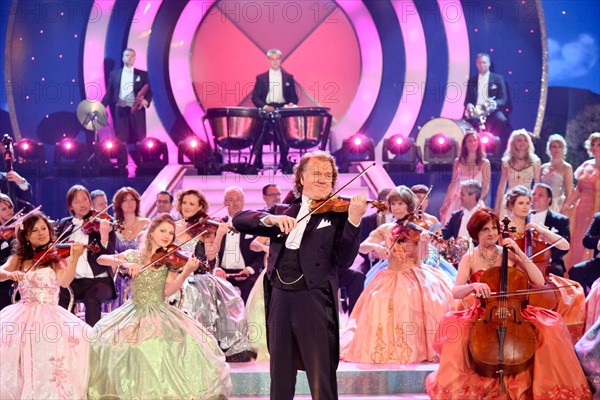 Andre Rieu tritt mit seinem Johann Strauss Orchester beim "Frühlingsfest der Volksmusik" am Samstag (09.04.2011) in der Erdgasarena in Riesa (Sachsen) auf. Die Livesendung wurde um 20:15 Uhr live in der ARD ausgestrahlt. Foto: Andreas Lander dpa