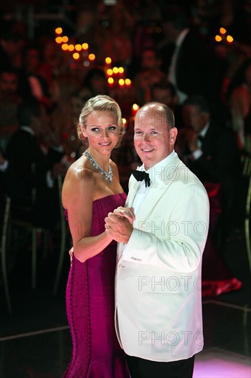Prince Albert II of Monaco and his wife, Princess Charlene of Monaco, dance at the 63rd Red Cross Ball at the Sporting Club Salle des Etoiles in Monaco, 05 August 2011. The Red Cross Ball is a traditional annual charity event in the Principality of Monaco. Foto: Danna/Realis/Pool