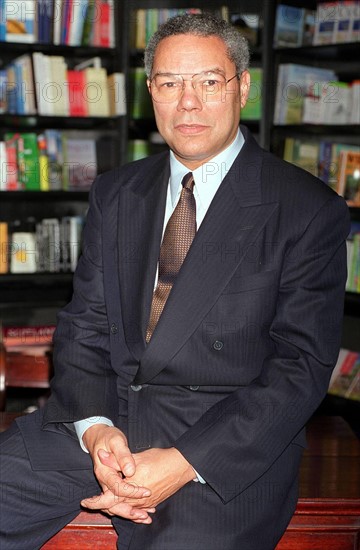 General COLIN POWELL
Chairman of US Joint Chiefs of Staff.
(Seen at the launch of his autobiography "A Soldier's Way")
Universal Pictorial Press
Photo UGL 010408/A-23 09.10.1995