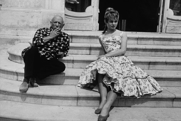 Photo: The painter PABLO PICASSO with French actress BRIGITTE BARDOT (1955)