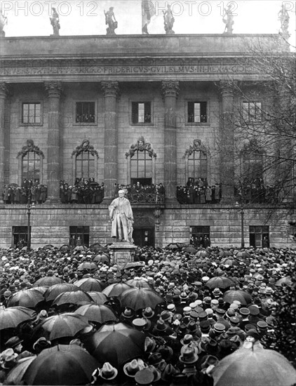 Weimar Republic - Demonstration in front of university