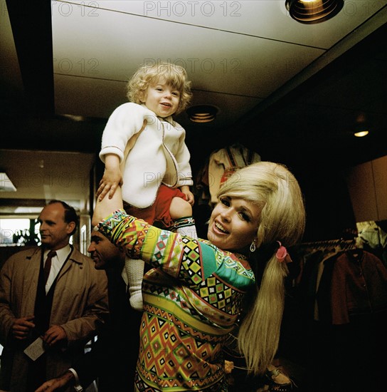 Jayne Mansfield and her daughter