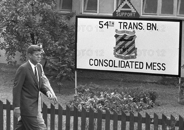 Le Président John F. Kennedy lors de la visite d'une base aérienne à Hanau en 1963