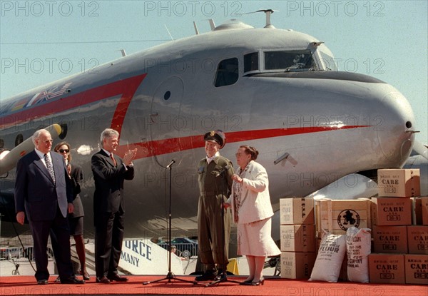 Clinton: applause for airlift pilot Gail Halvorsen