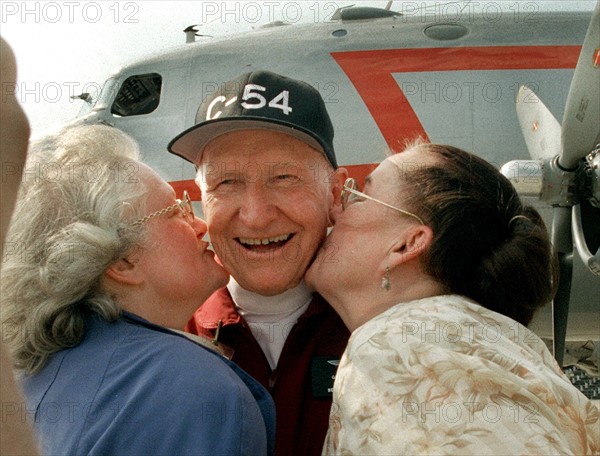 "Blockade children" welcome Candy Bomber Halvorsen