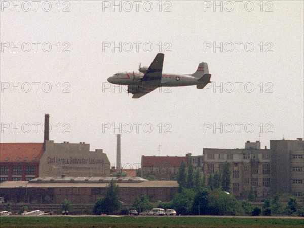 "Raisin Bomber" above the roofs of Berlin