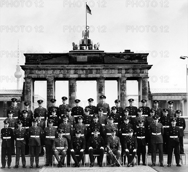 Royal British military police in front of Brandenburger Tor