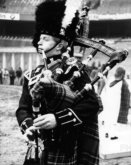 Bagpipe player at British Berlin Tattoo