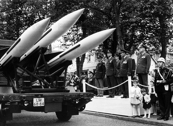 Military parade of Dutch units in Stolzenau