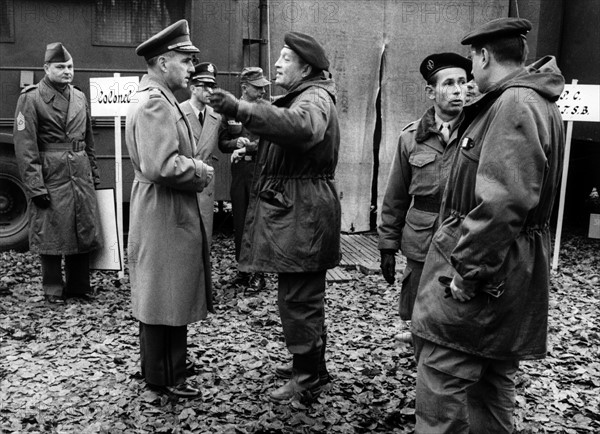 Military governors at French-American manoeuvre in Berlin