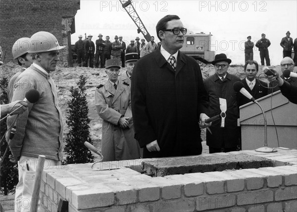 Klaus Schütz lays foundation for expansion of airport Berlin-Tegel