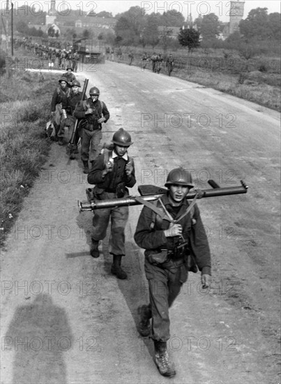 Post-war period: French soldiers during manoeuvre in Germany