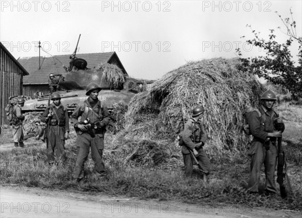 Post-war period: French soldiers during manoeuvre in Germany