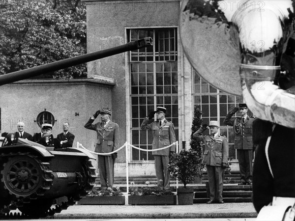 Farewell and introduction of French troop commander in Berlin