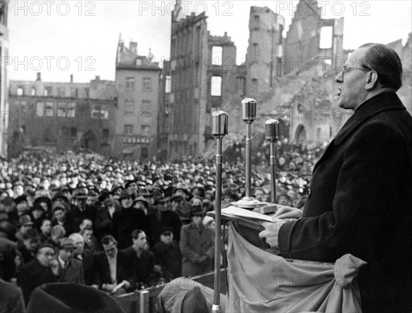 Grotewohl at KPD rally in Frankfurt on the Main