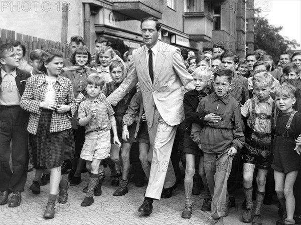 Mel Ferrer in the cinema with refugee children