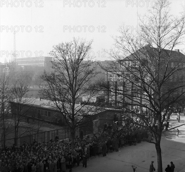 Berlin - influx of refugees 1952