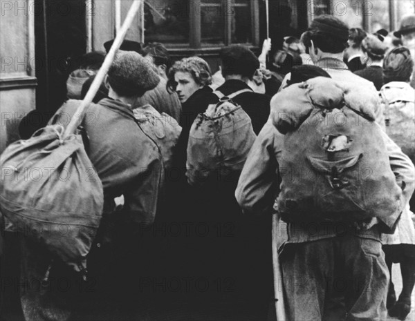 Post-war era: hoarders with backpacks
