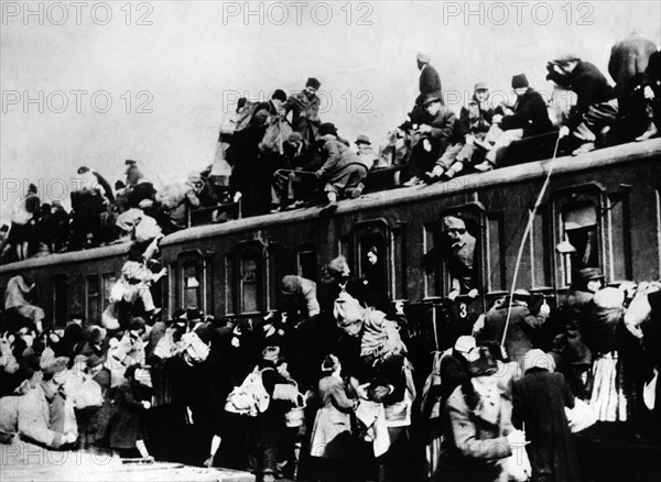 Post-war Germany: Overcrowded trains