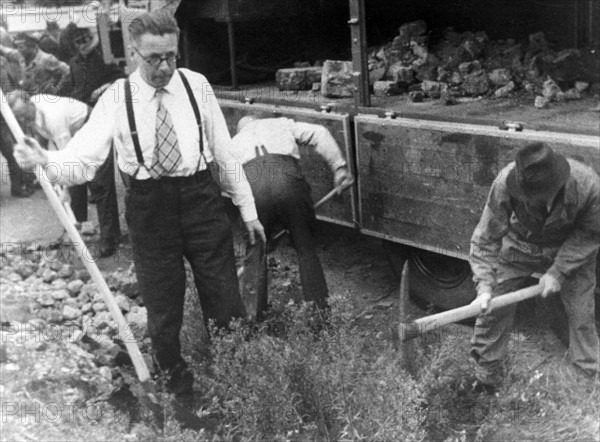 Der spätere Bundespräsident Gustav Heinemann (r, CDU...