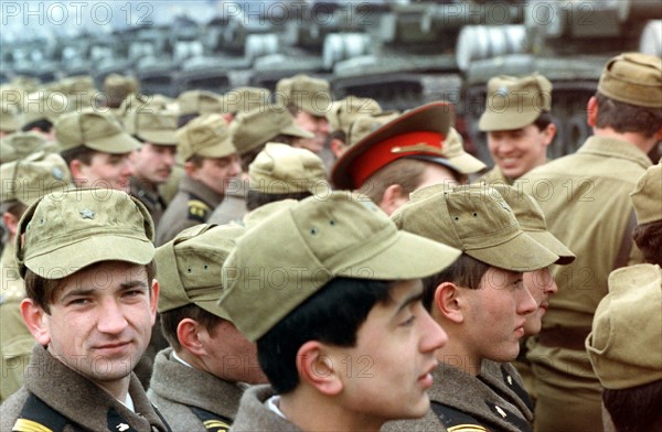 The Last CIS Tanks are Leaving Thuringia (archive photograph and text 1992)