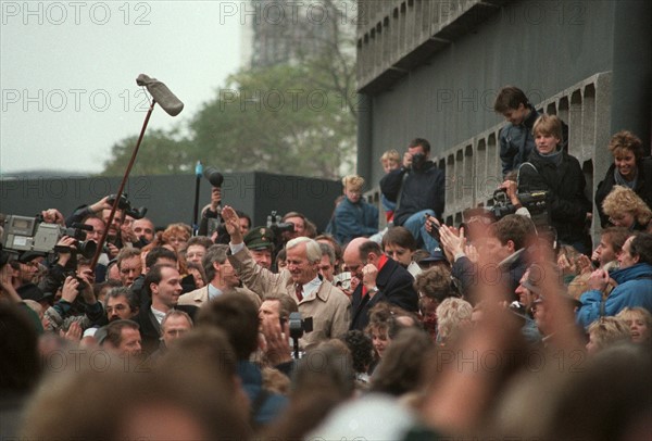 Richard von Weizaecker acclaimed after the opening of the border in Berlin