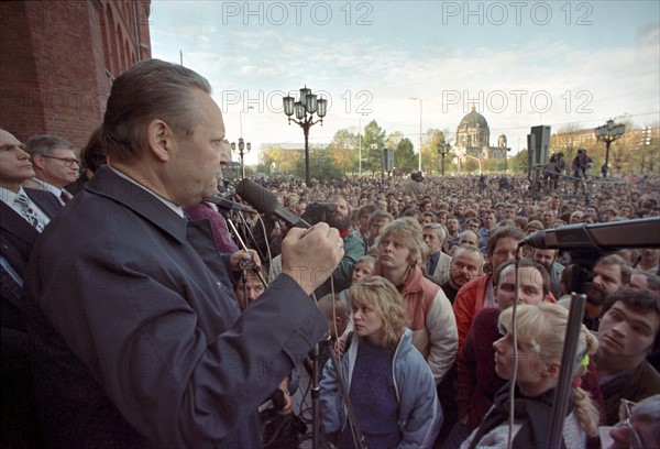 Guenter Schabowski during rally 1989