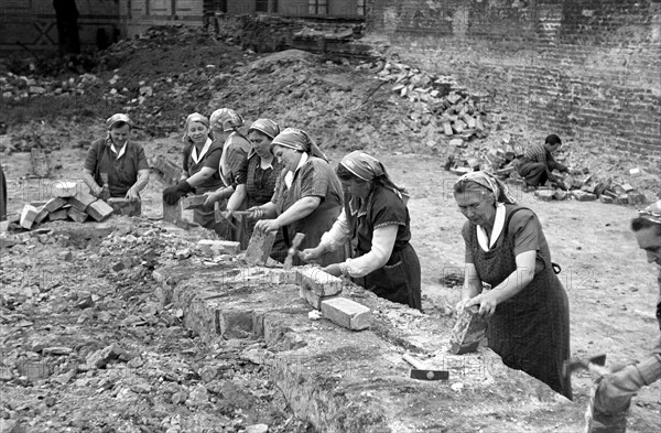 GDR - Rubble women in Berlin