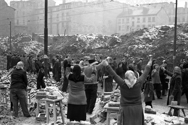 GDR - 'Rubble ladies'