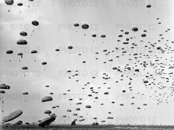 Bulk landing of American parachutists