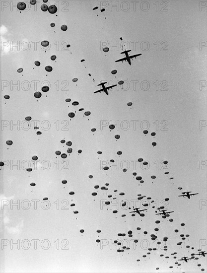 Bulk landing of American parachutists