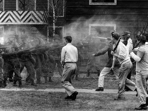 Simulated civilian uprising during manoeuvre of US army in Berlin