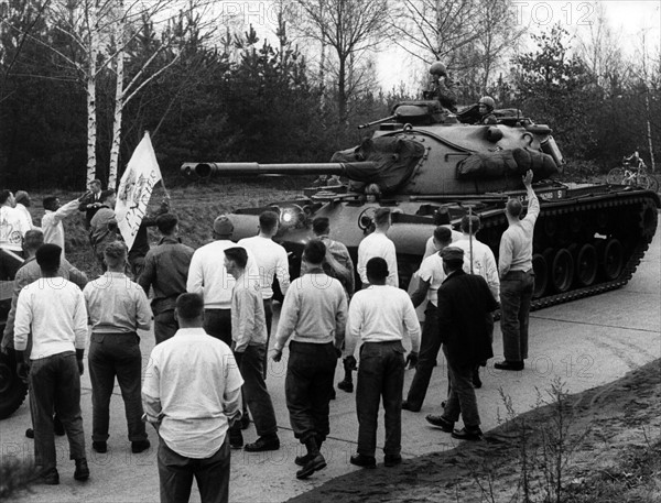 Simulated civilian uprising during manoeuvre of US army in Berlin