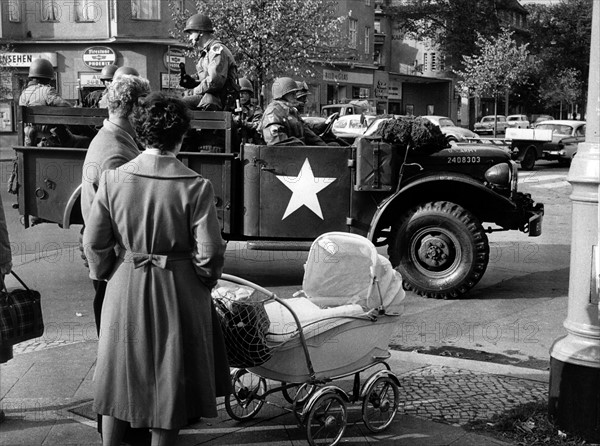 Soldiers on their way to a manoeuvre of the US army