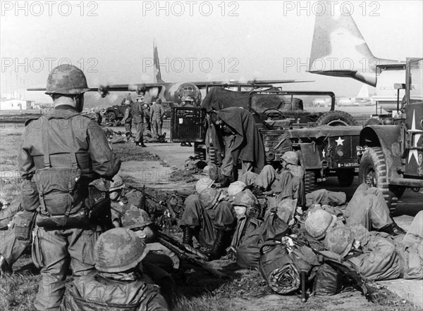 Soldiers during US airborne manoeuvre "South Arrow"