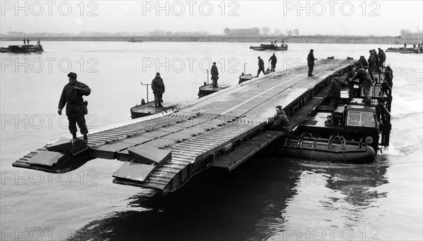 US troops demonstrate construction of floating bridge