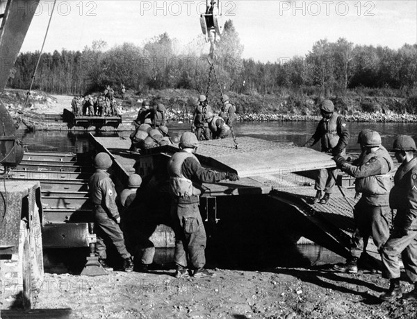 American and German pioneers errect bridge across Danube