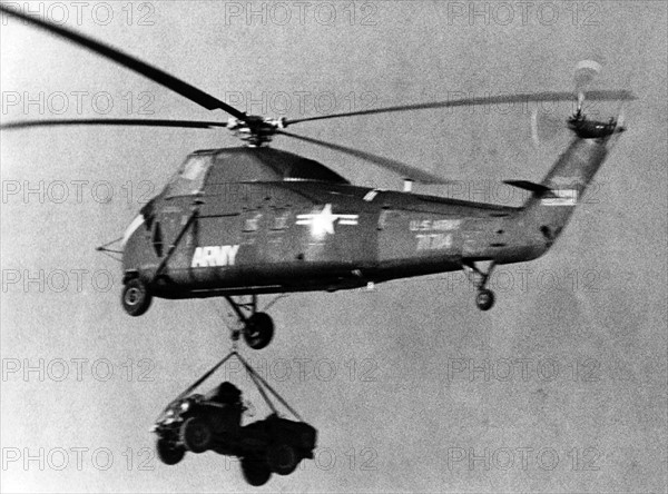 A helicopter carries a jeep in the US manoeuvre "Free Play" on the military training area Grafenwöhr