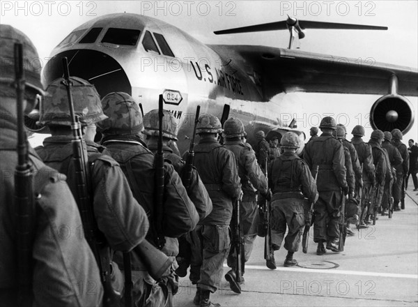 US soldiers on their way to Germany to the manoeuvre REFORGER I