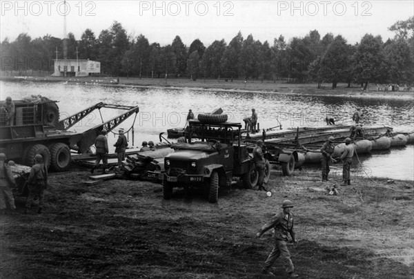 Pontoon bridge of US Army across the Main