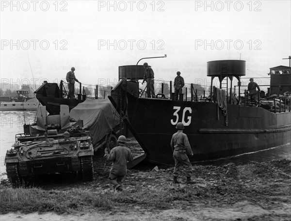 Landing exercises of US Army on the Rhine riverside in Hesse